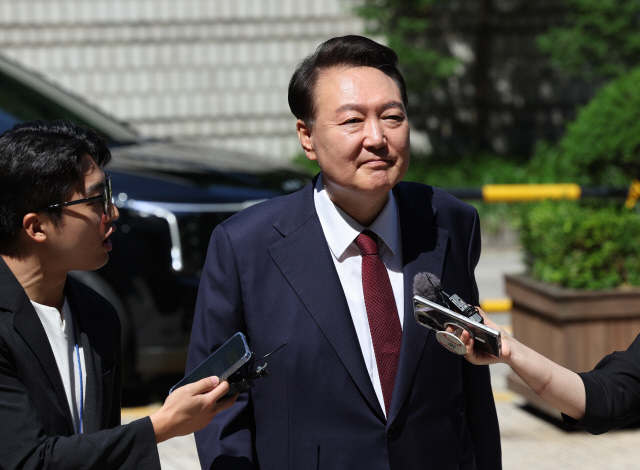 윤석열 전 대통령이 23일 서울 서초구 서울중앙지방법원에서 열린 내란 우두머리 혐의·직권남용 권리행사 방해 혐의 사건 8차 공판에 출석하고 있다. [사진공동취재단]